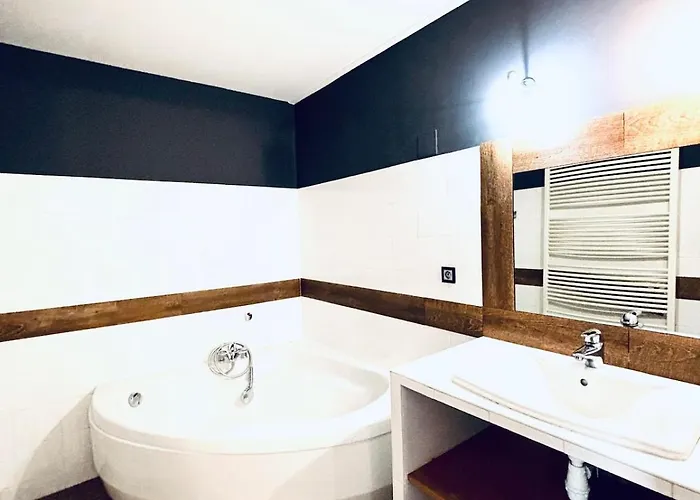 Le Mistral-5 Bedrooms-balcony-air Conditioning-wifi アパート ベジエ